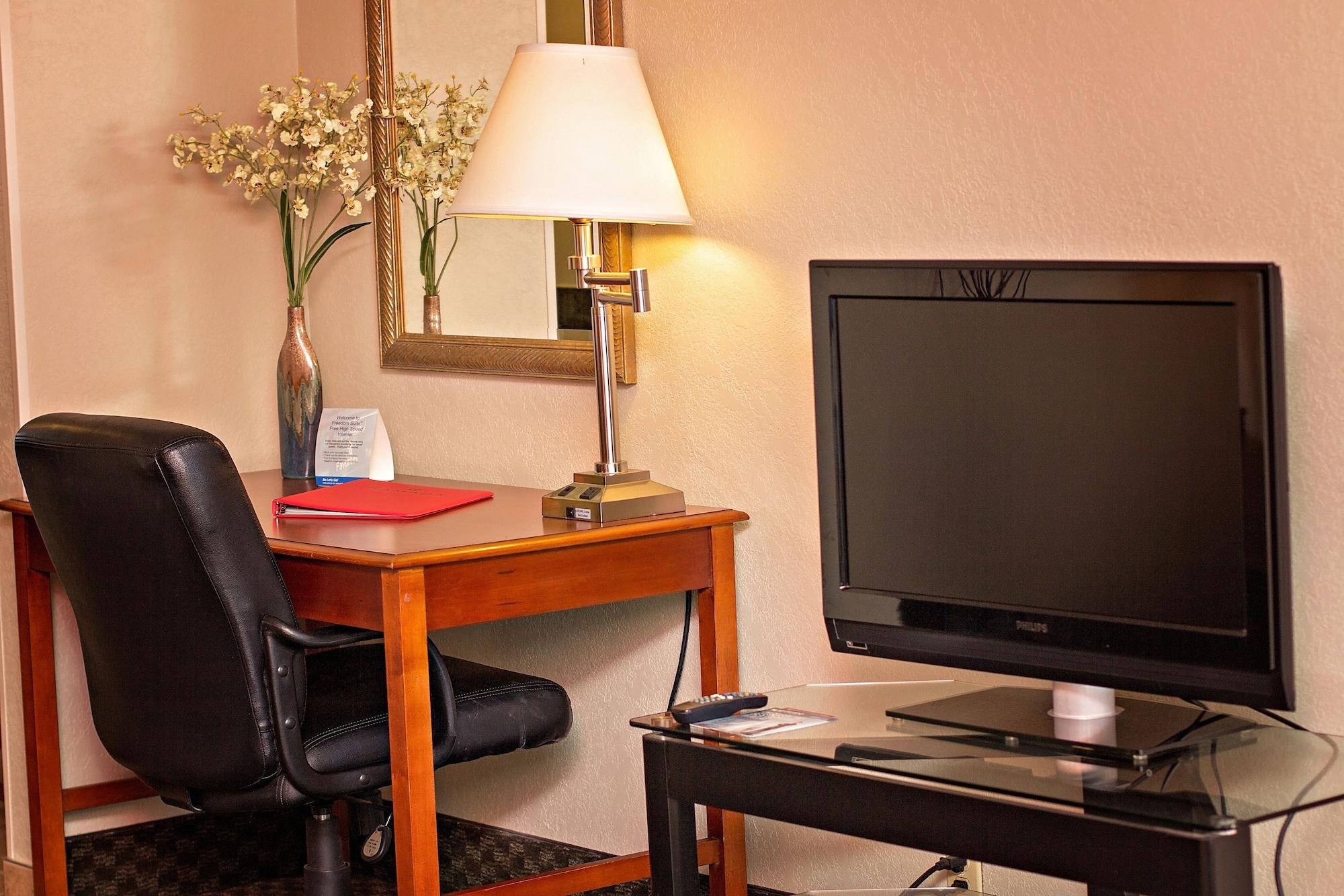 Hotel Ramada By Wyndham La Nouvelle-Ibérie Extérieur photo