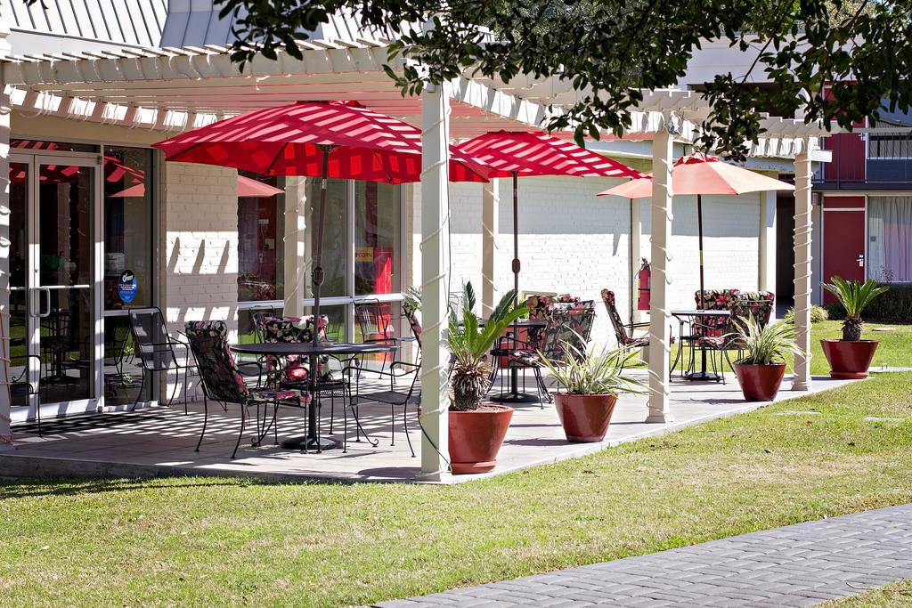 Hotel Ramada By Wyndham La Nouvelle-Ibérie Extérieur photo